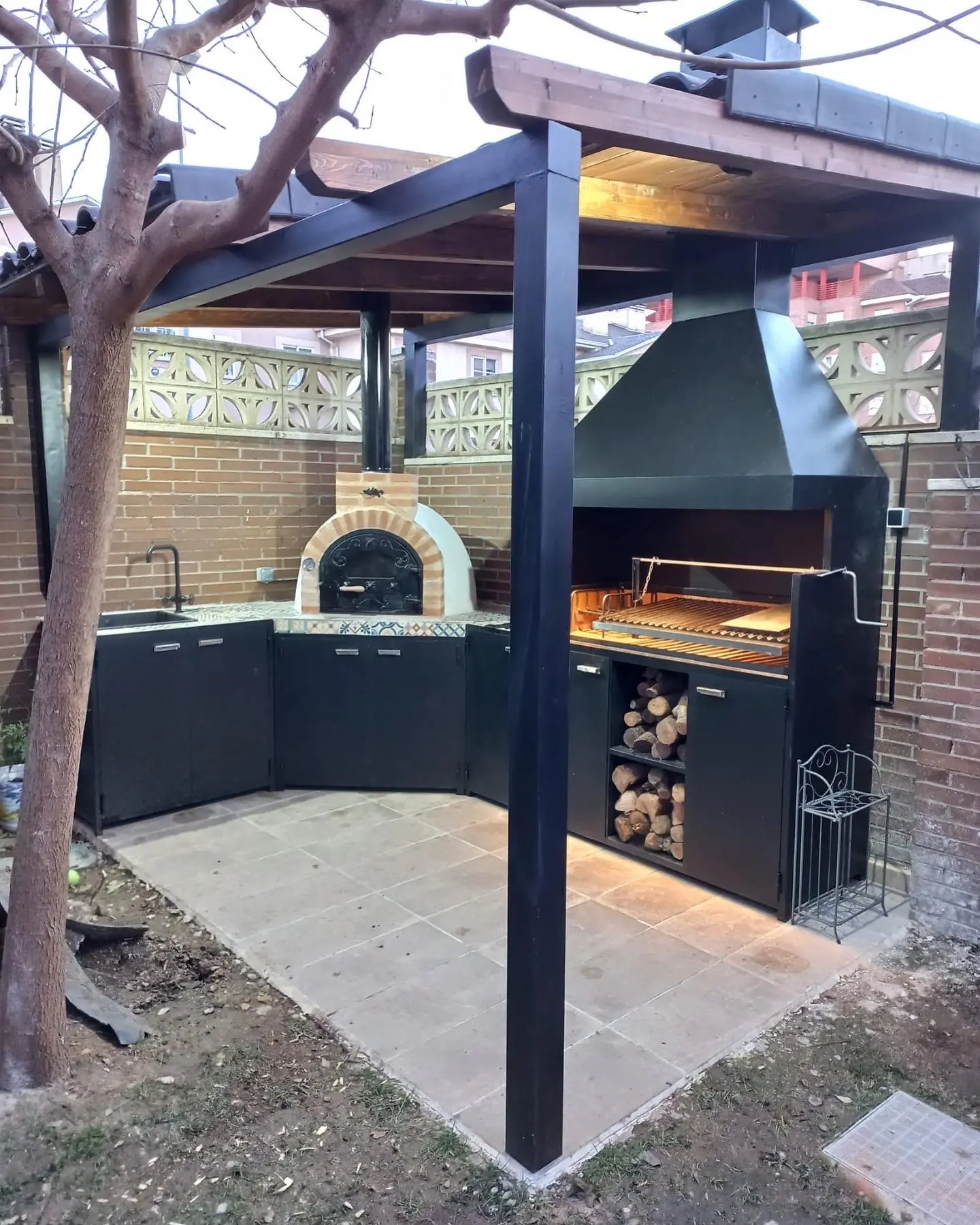 Cenador con barbacoa personalizada y horno exterior