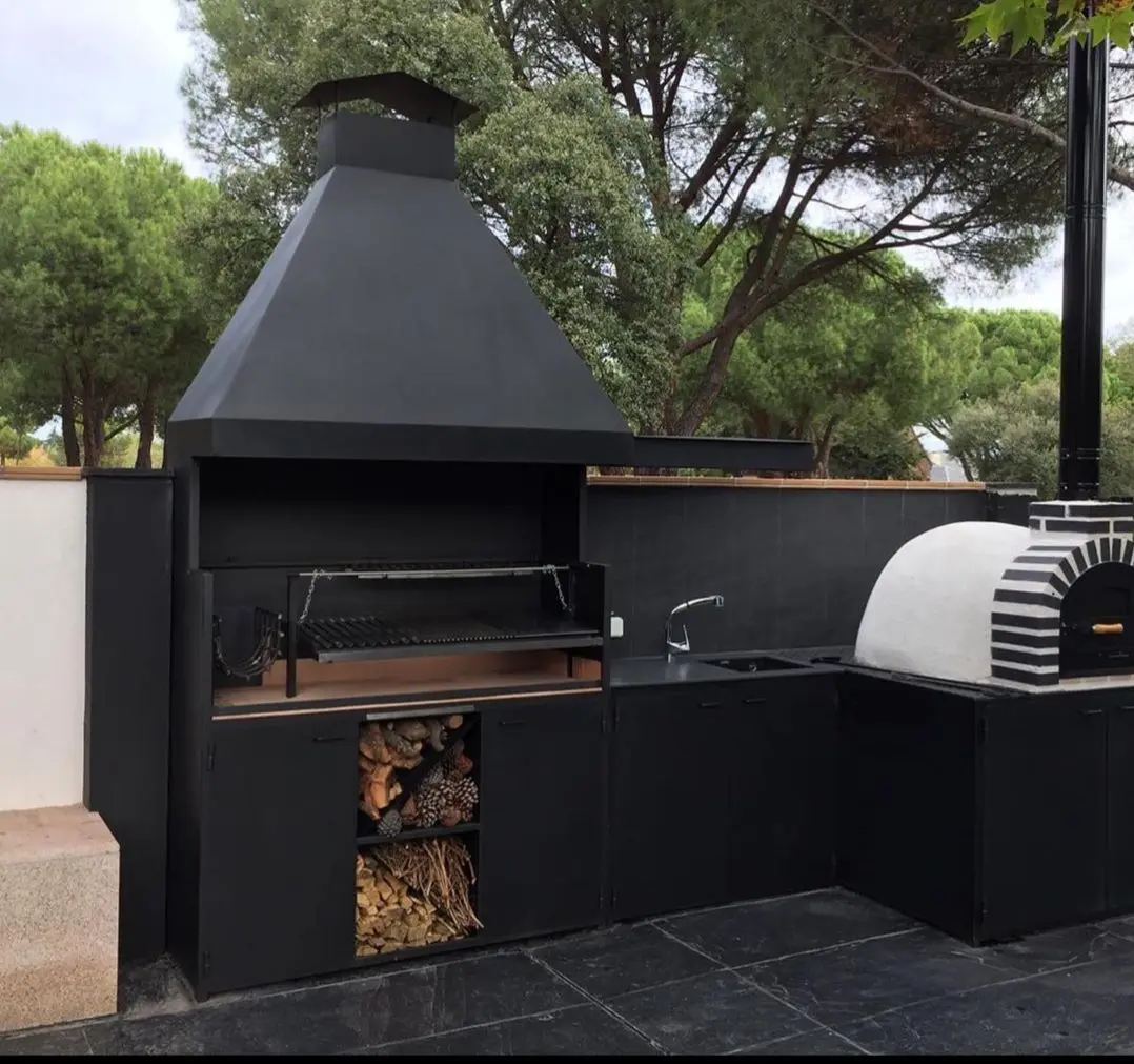 Barbacoa de diseño con horno y zona de trabajo