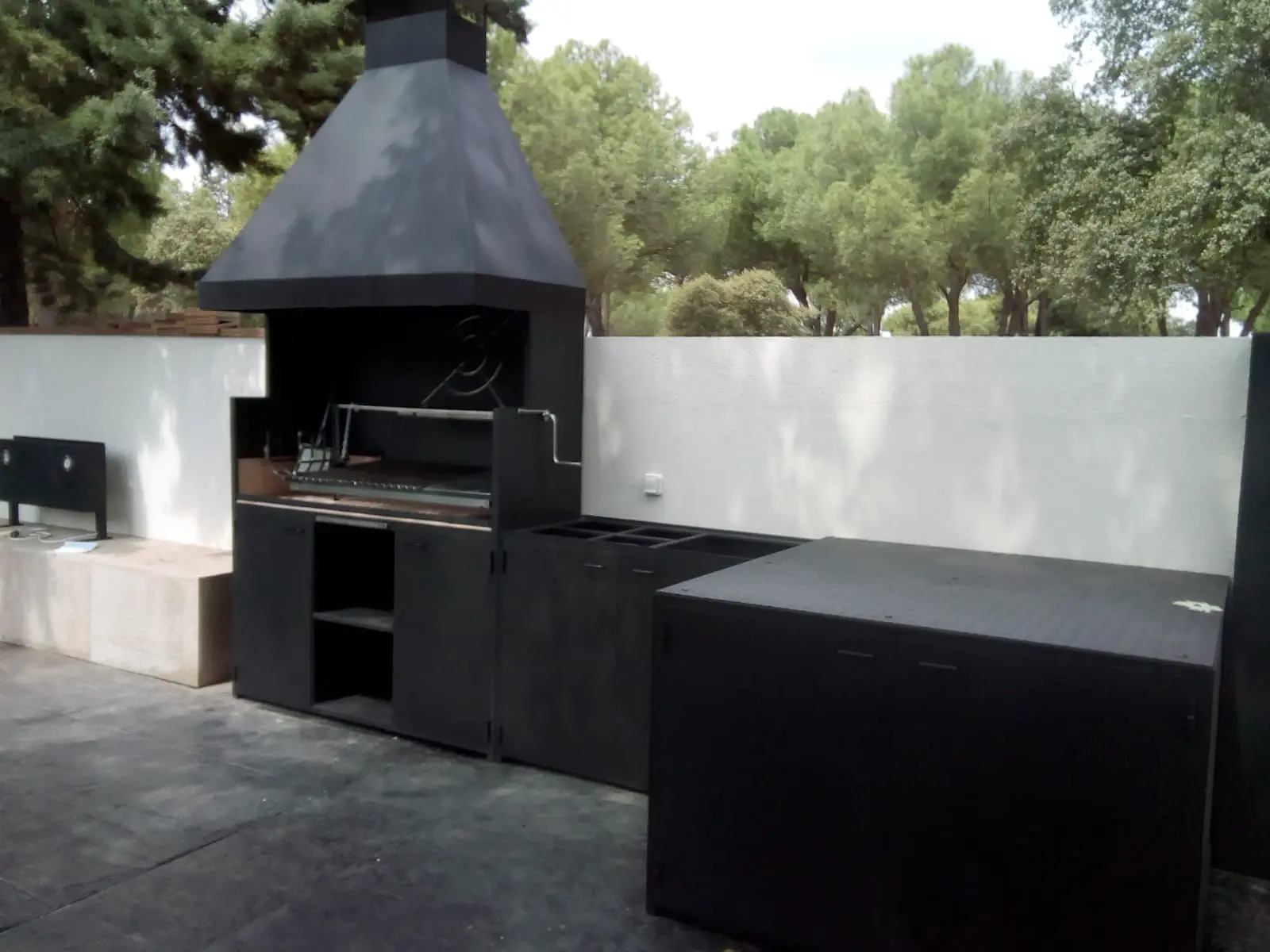 Barbacoa exterior con horno y muebles a medida