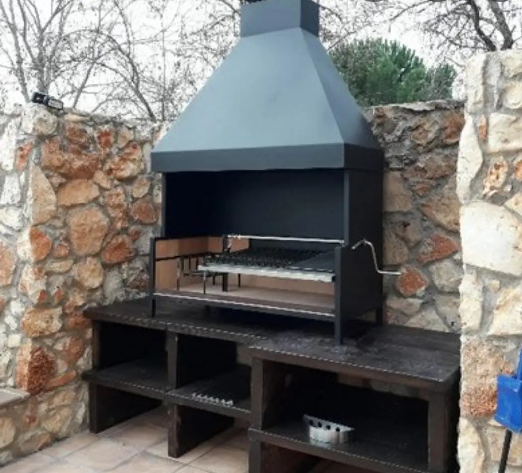 Barbacoa de obra y metálica con parrilla regulable