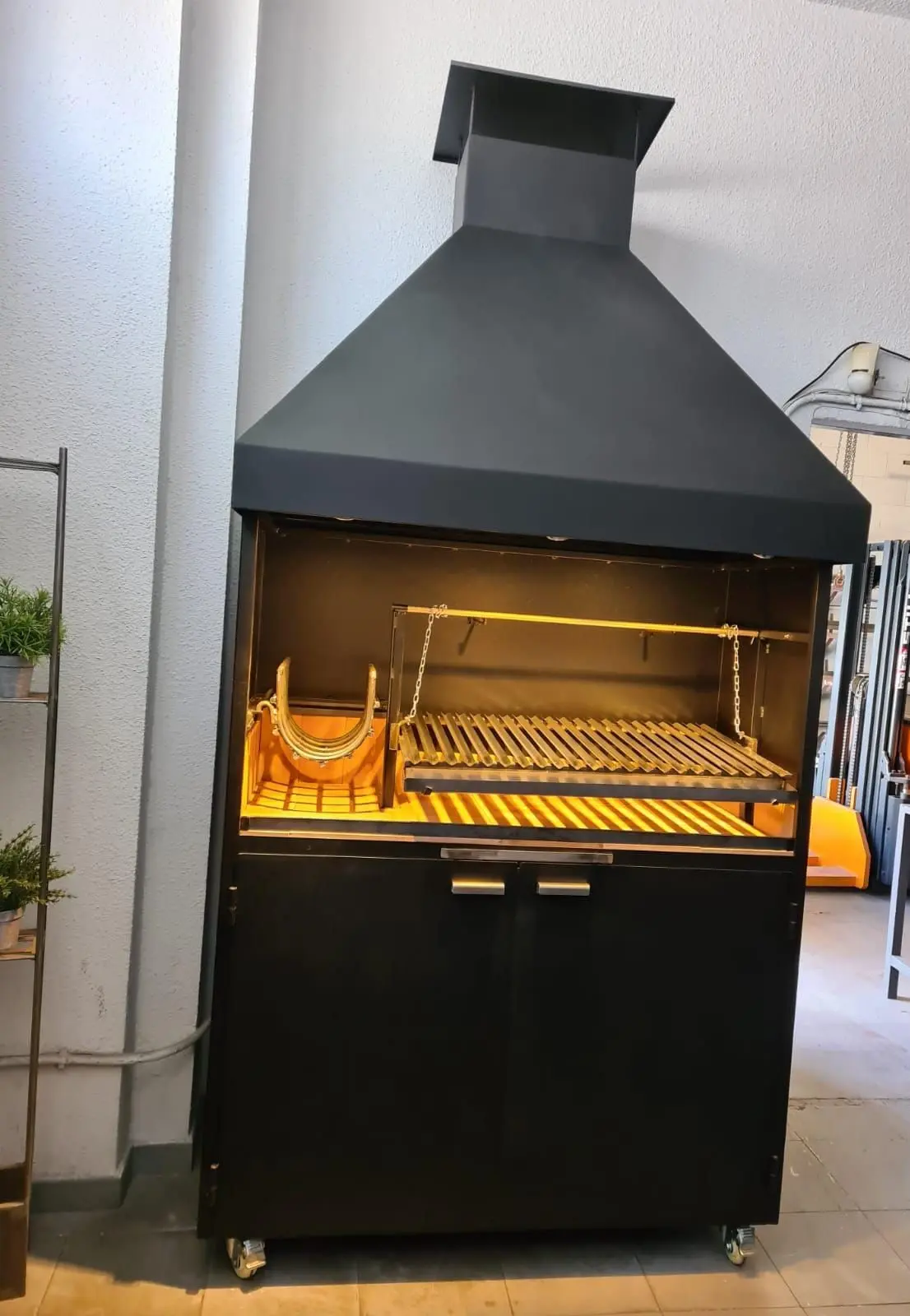 Barbacoa metálica vertical con parrilla y campana