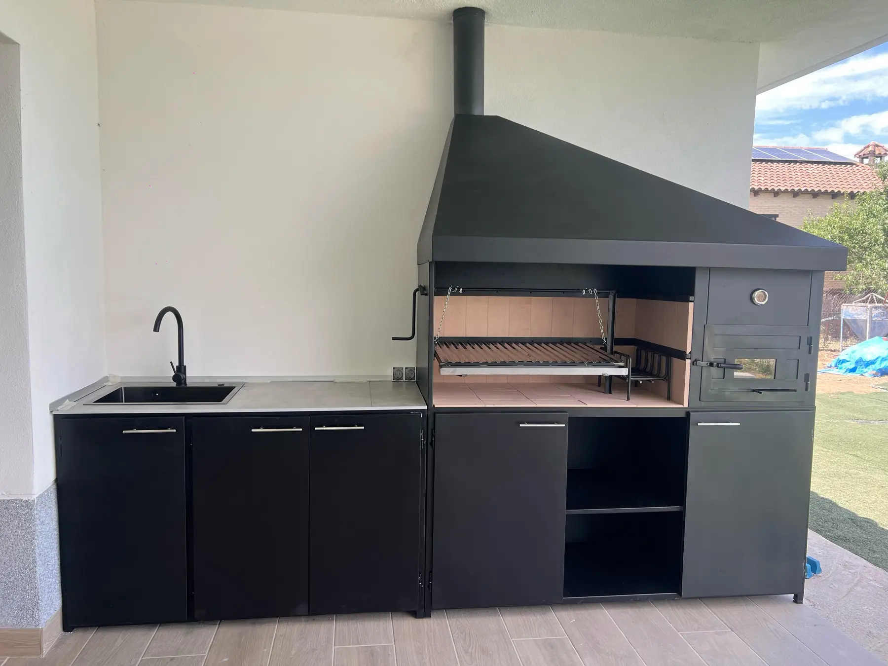 Barbacoa metálica a medida con muebles exteriores