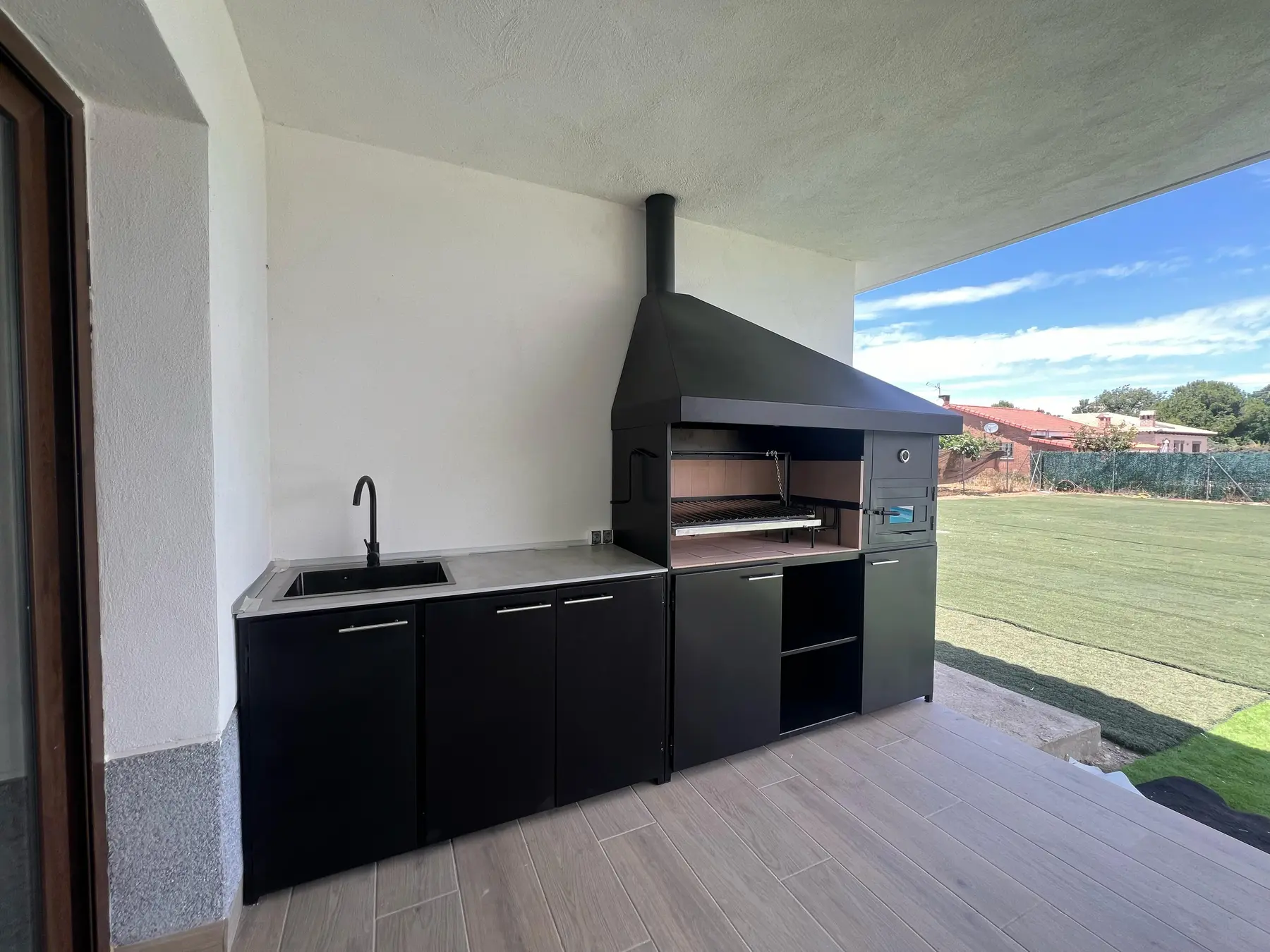 Barbacoa exterior a medida con muebles auxiliares
