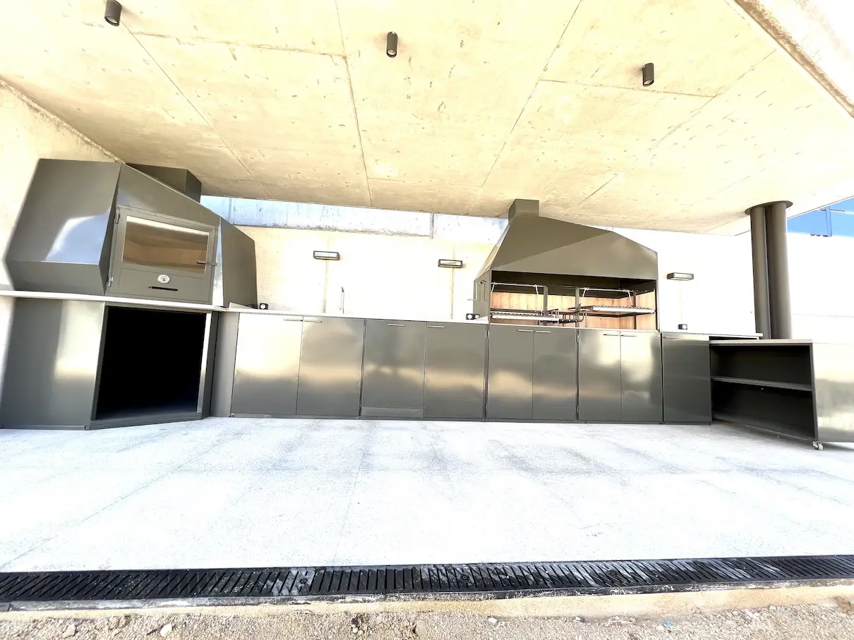 Barbacoa integrada en porche de madera