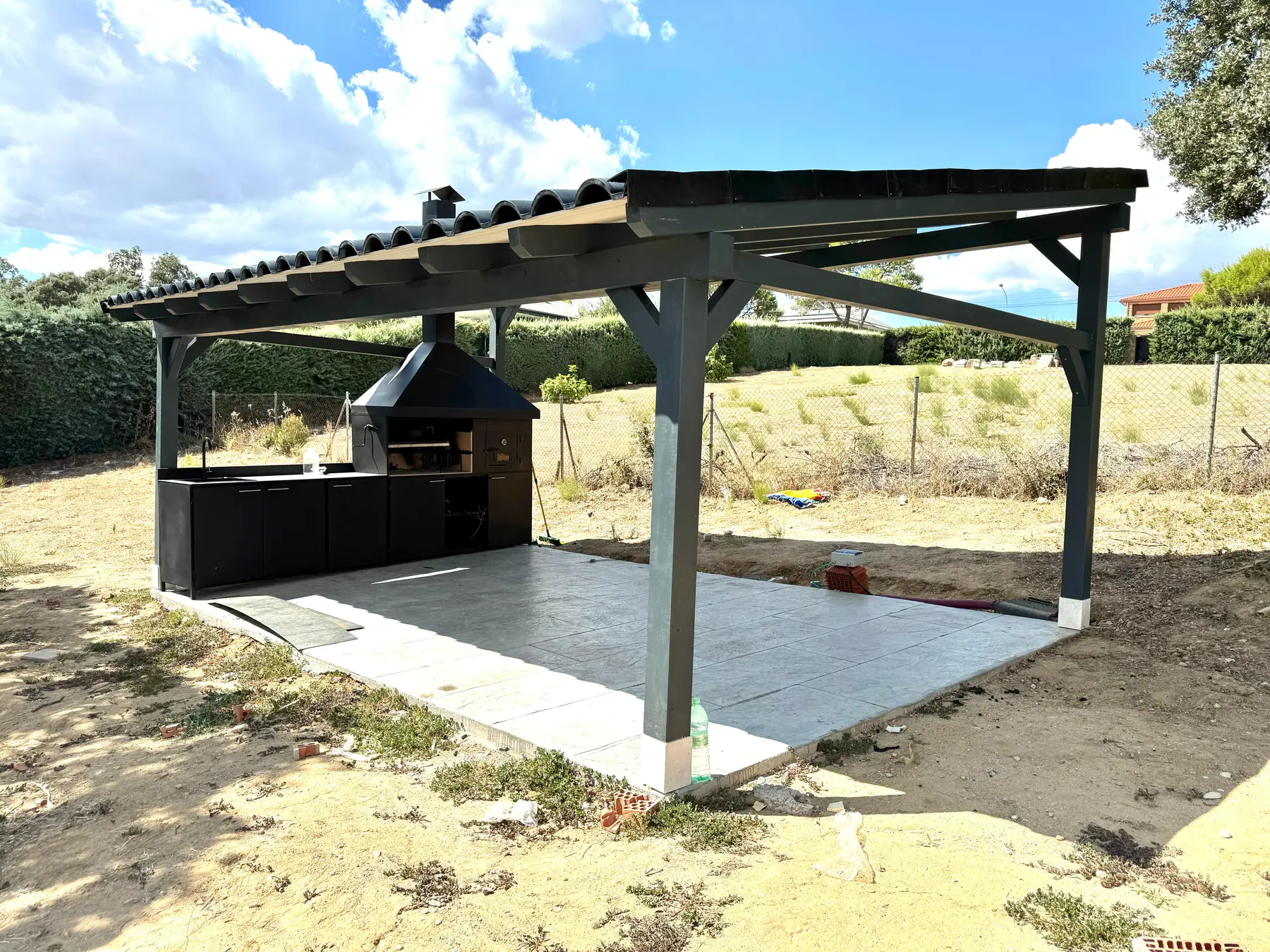 Barbacoa bajo cenador de madera