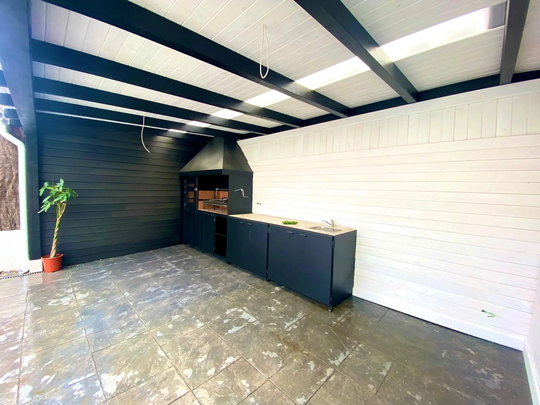Barbacoa bajo pérgola con cubierta exterior
