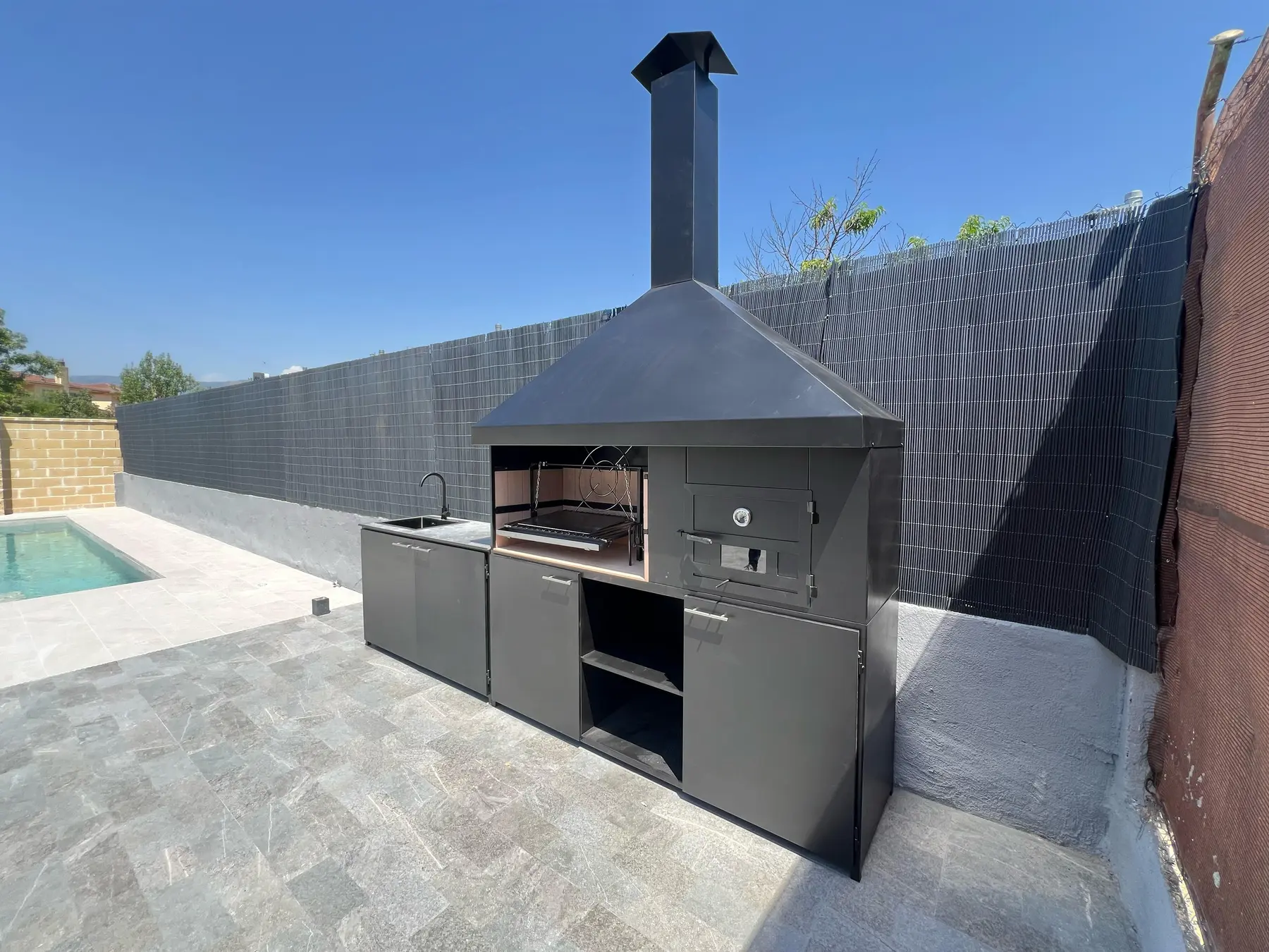 Barbacoa a medida para jardín con módulos laterales