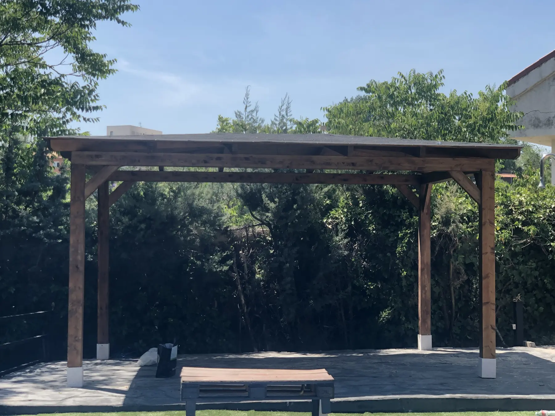Cenador de madera a cuatro aguas abierto para terraza exterior