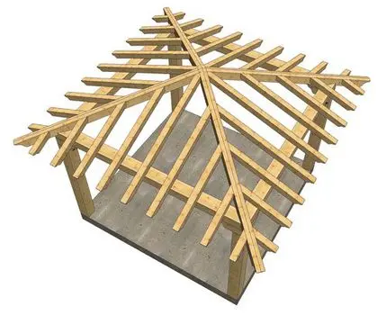 Estructura de cubierta a cuatro aguas con entramado de madera