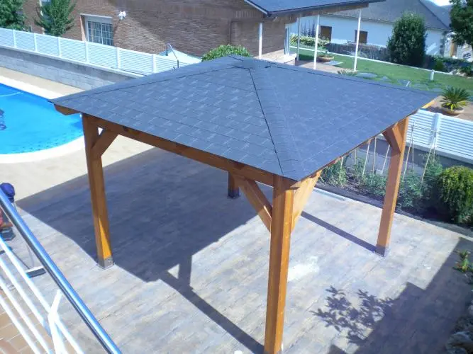 Cenador de madera a cuatro aguas junto a piscina