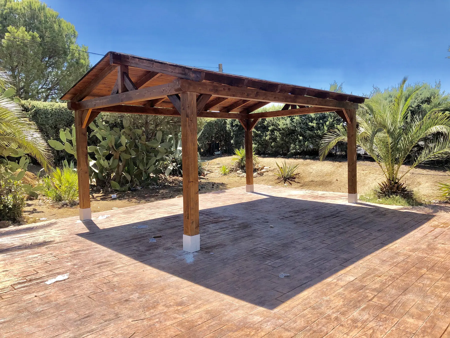 Cenador de madera a dos aguas independiente para jardín
