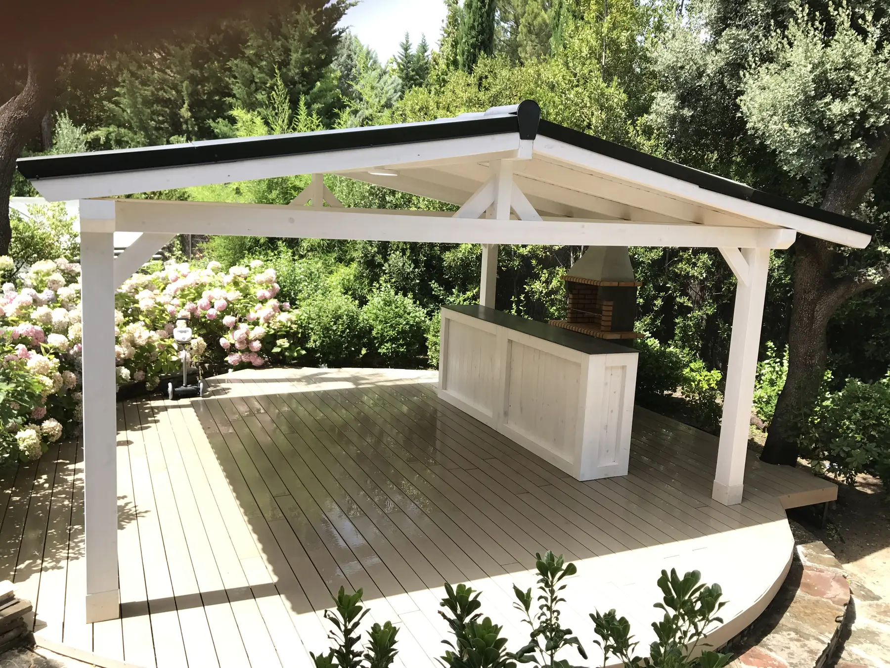 Cenador de madera blanco a dos aguas para zona exterior
