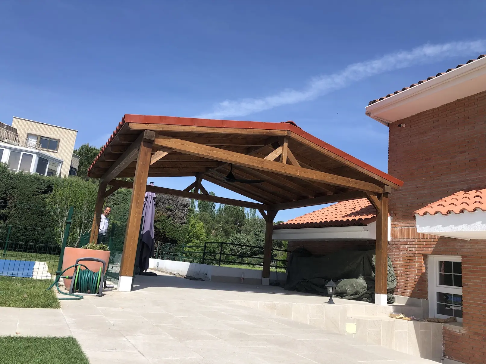Cenador de madera a dos aguas adosado a vivienda
