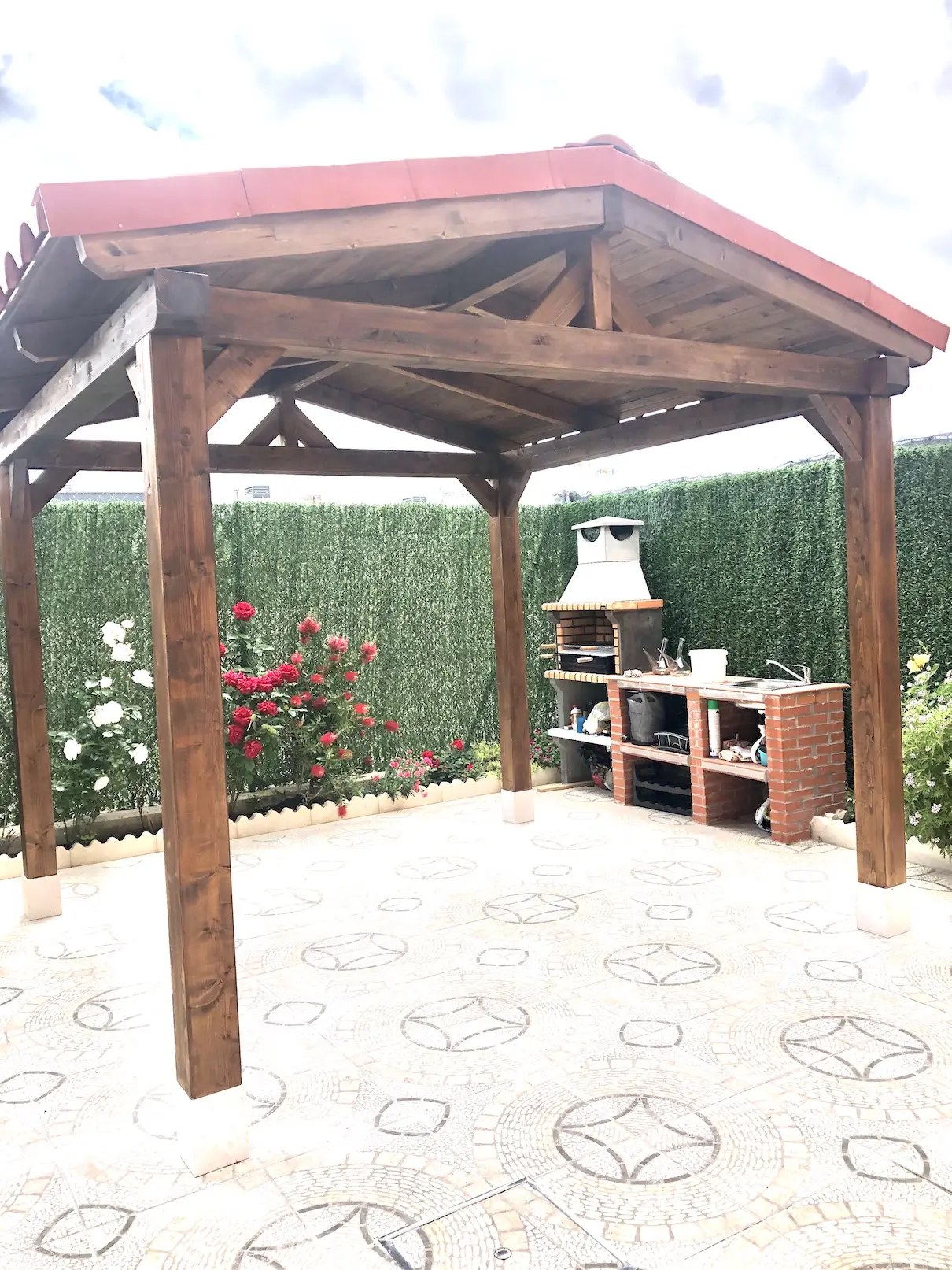 Cenador pequeño de madera a dos aguas para terraza exterior