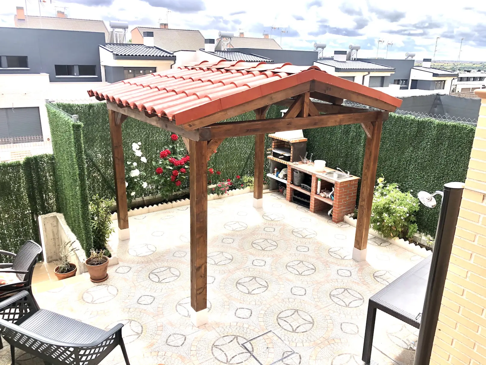 Cenador de madera a dos aguas para zona de barbacoa