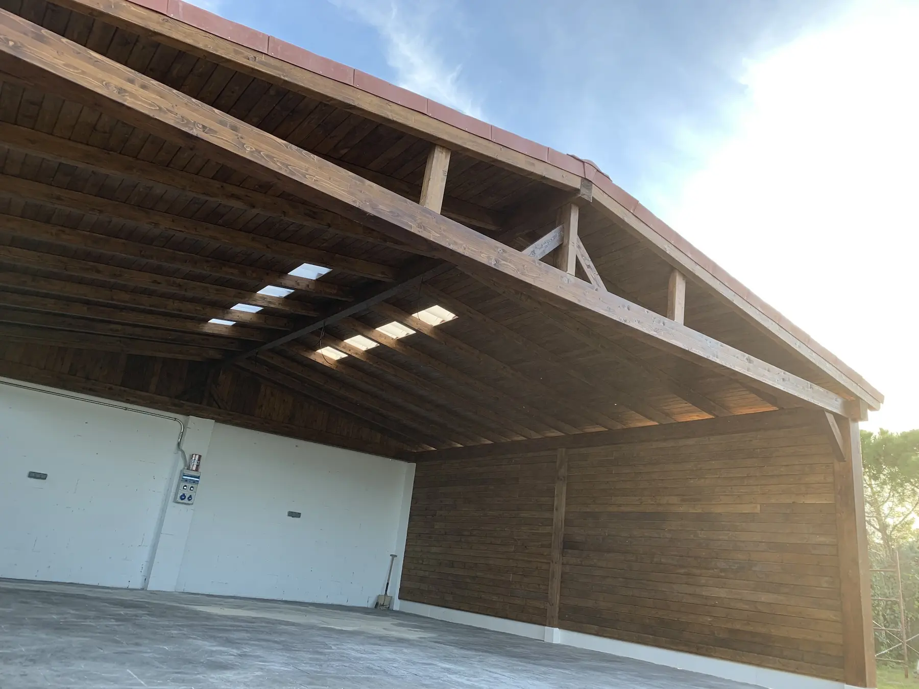 Detalle de cubierta en pérgola garaje de madera