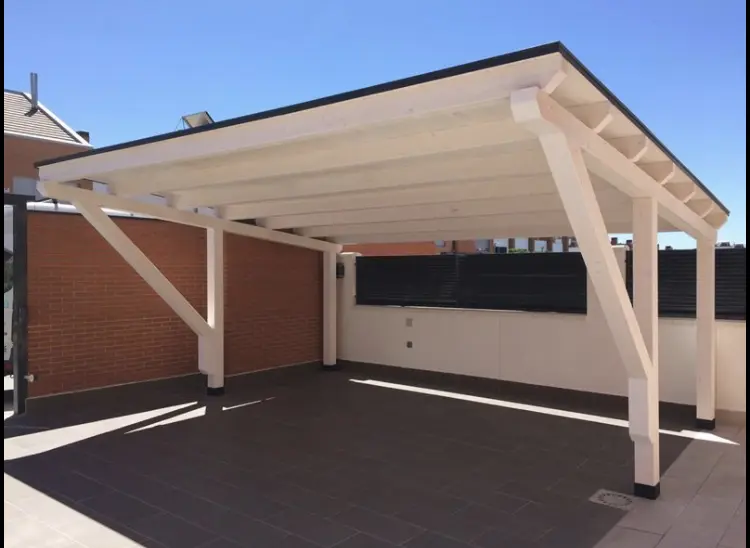Pérgola de madera blanca para proteger coches