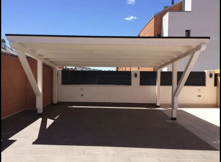Pérgola garaje blanca con cubierta a medida