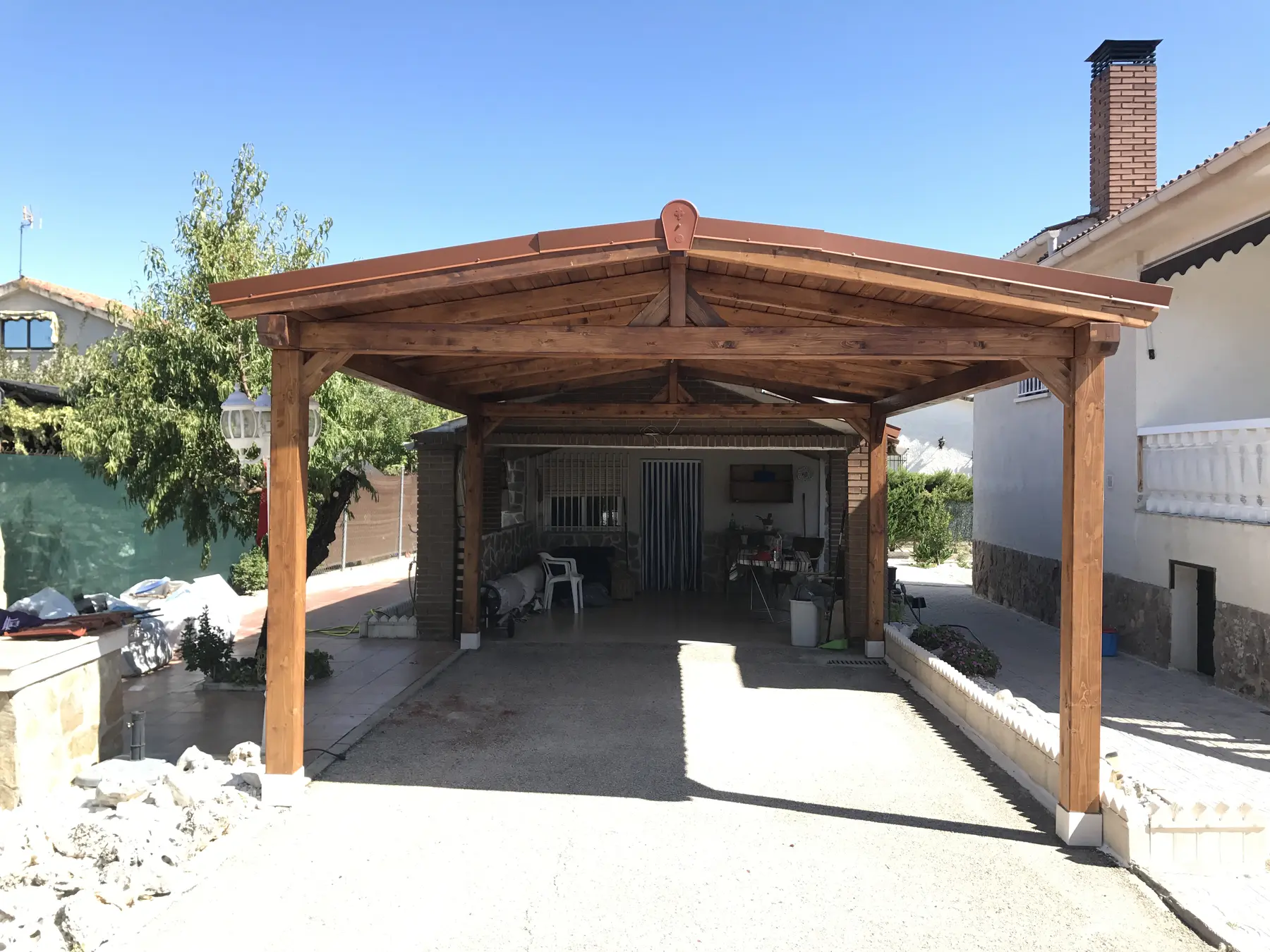 Pérgola garaje de madera con zona cubierta amplia