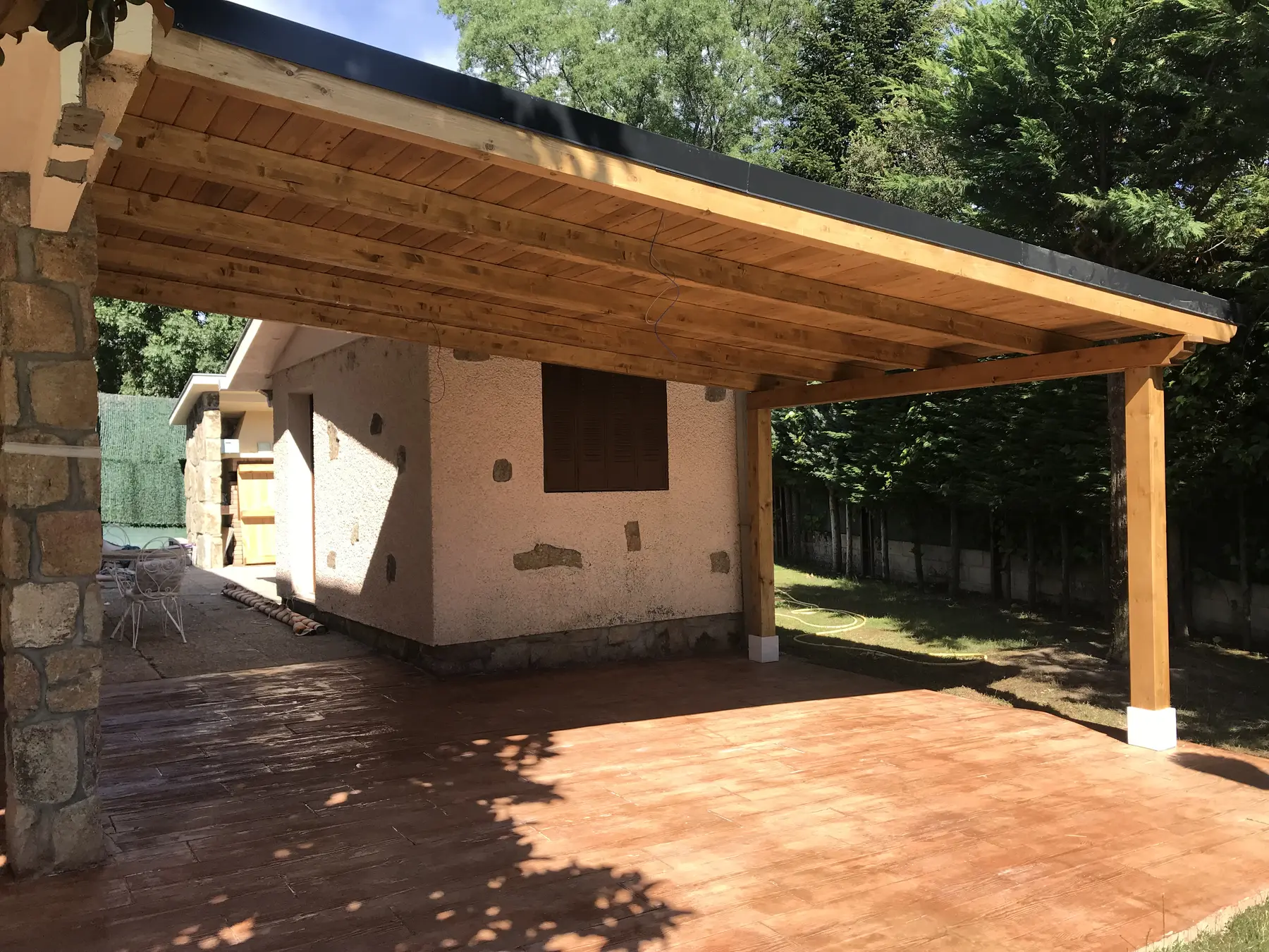 Pérgola de madera adosada para coche