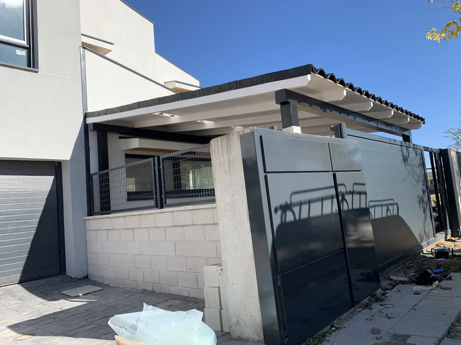 Pérgola garaje adosada a vivienda moderna