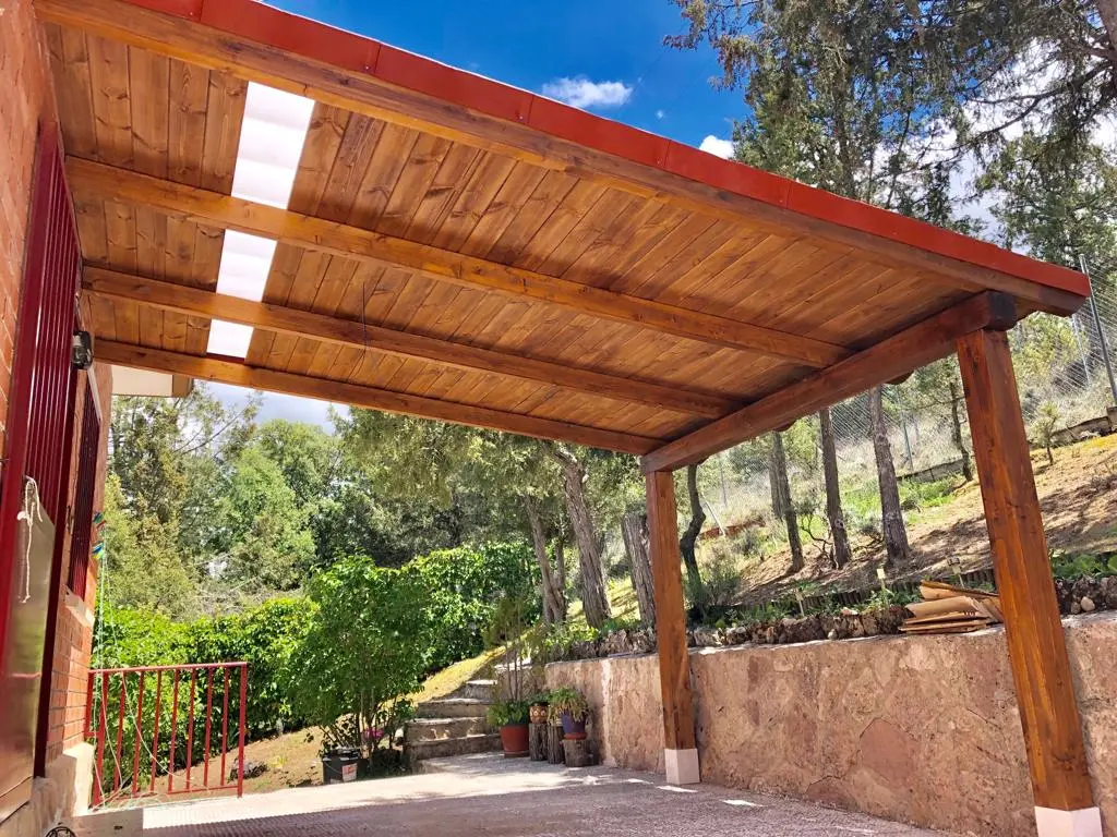 Pérgola de madera con teja polímera translúcida y entrada de luz