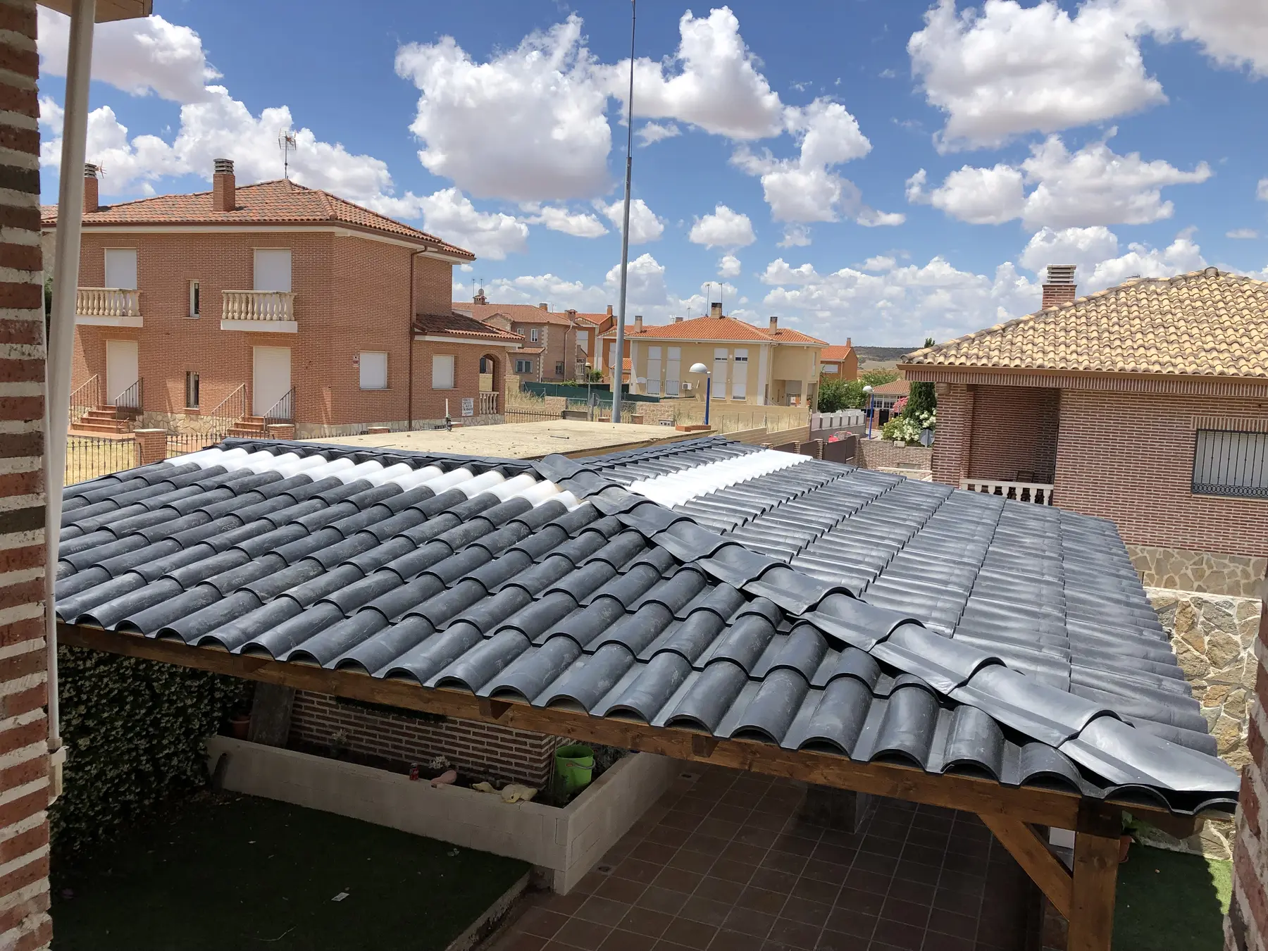 Cubierta de madera con teja polímera gris y tragaluz