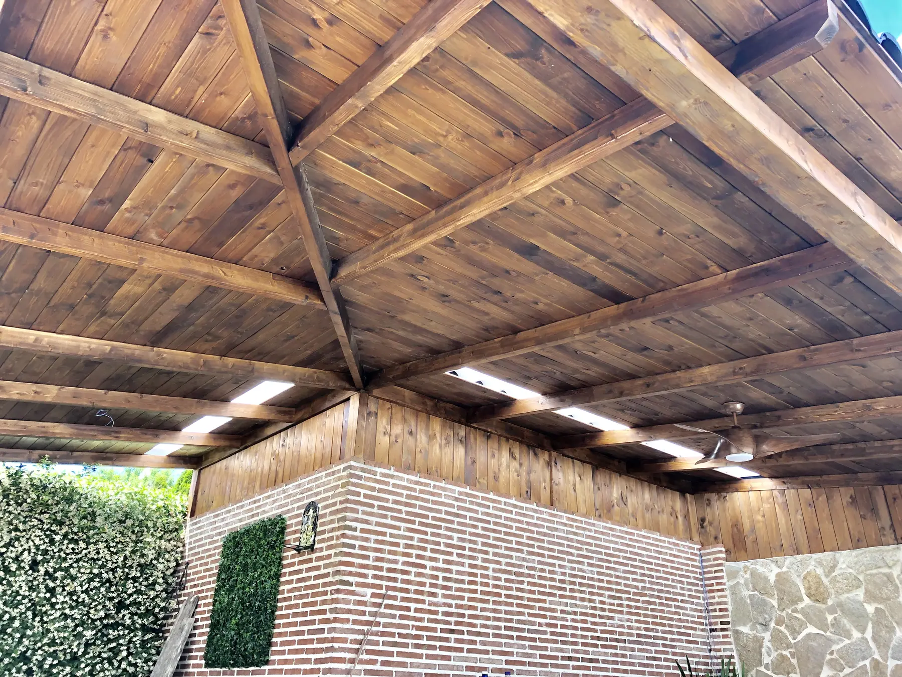 Cenador de madera con entrada de luz en cubierta