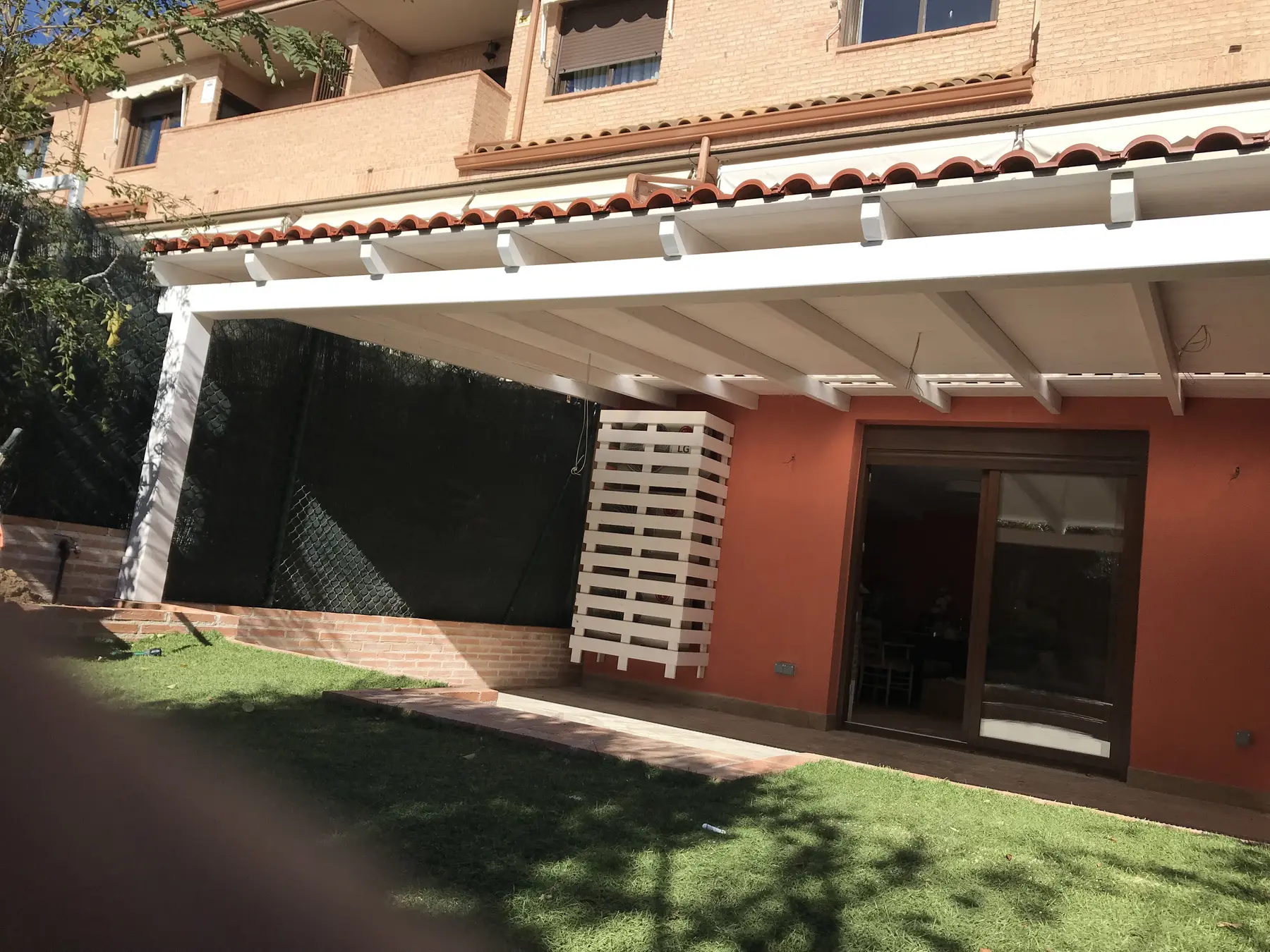 Porche adosado con cubierta de teja polímera y tragaluz