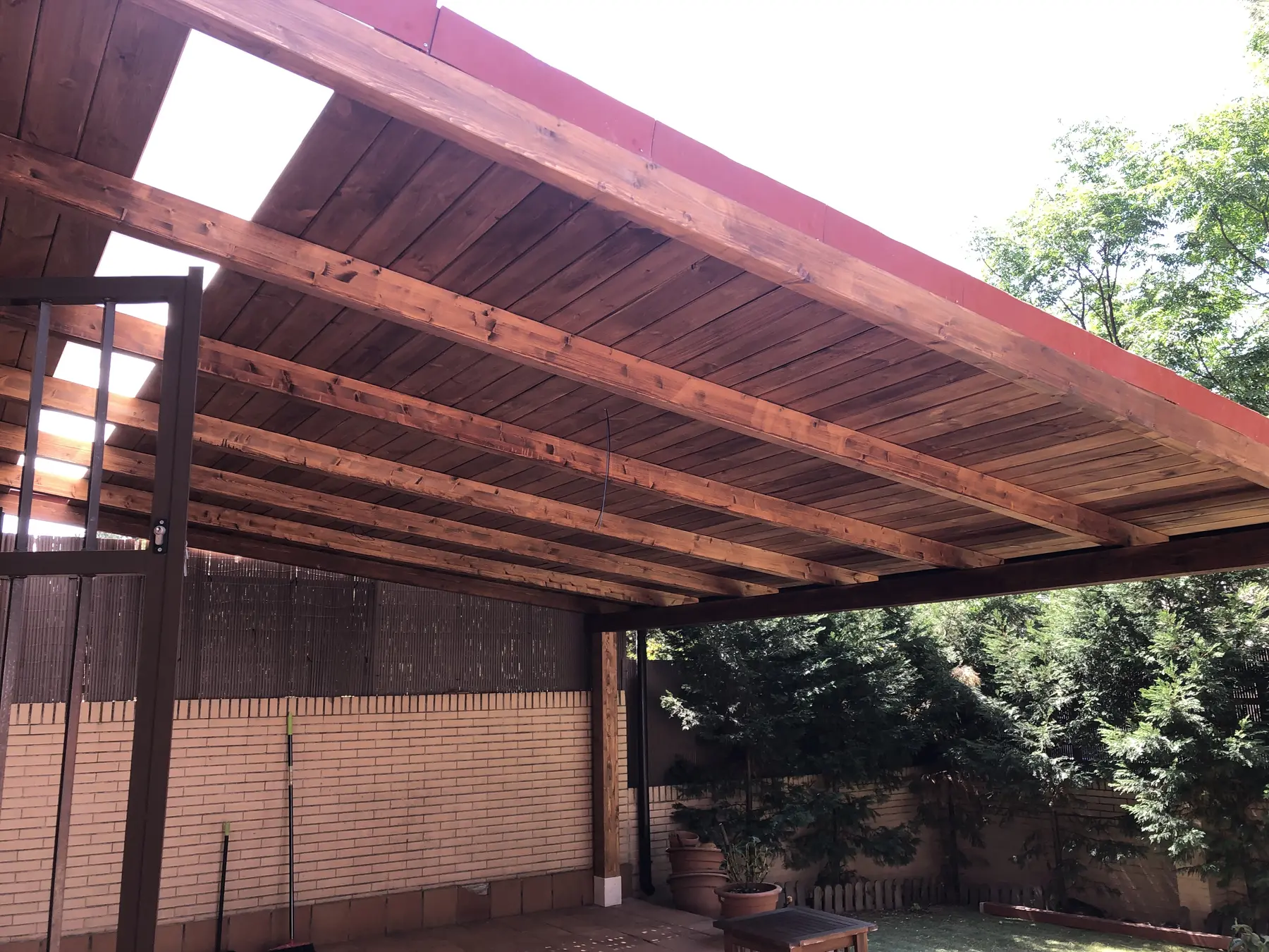 Pérgola de madera con zona de luz natural en cubierta