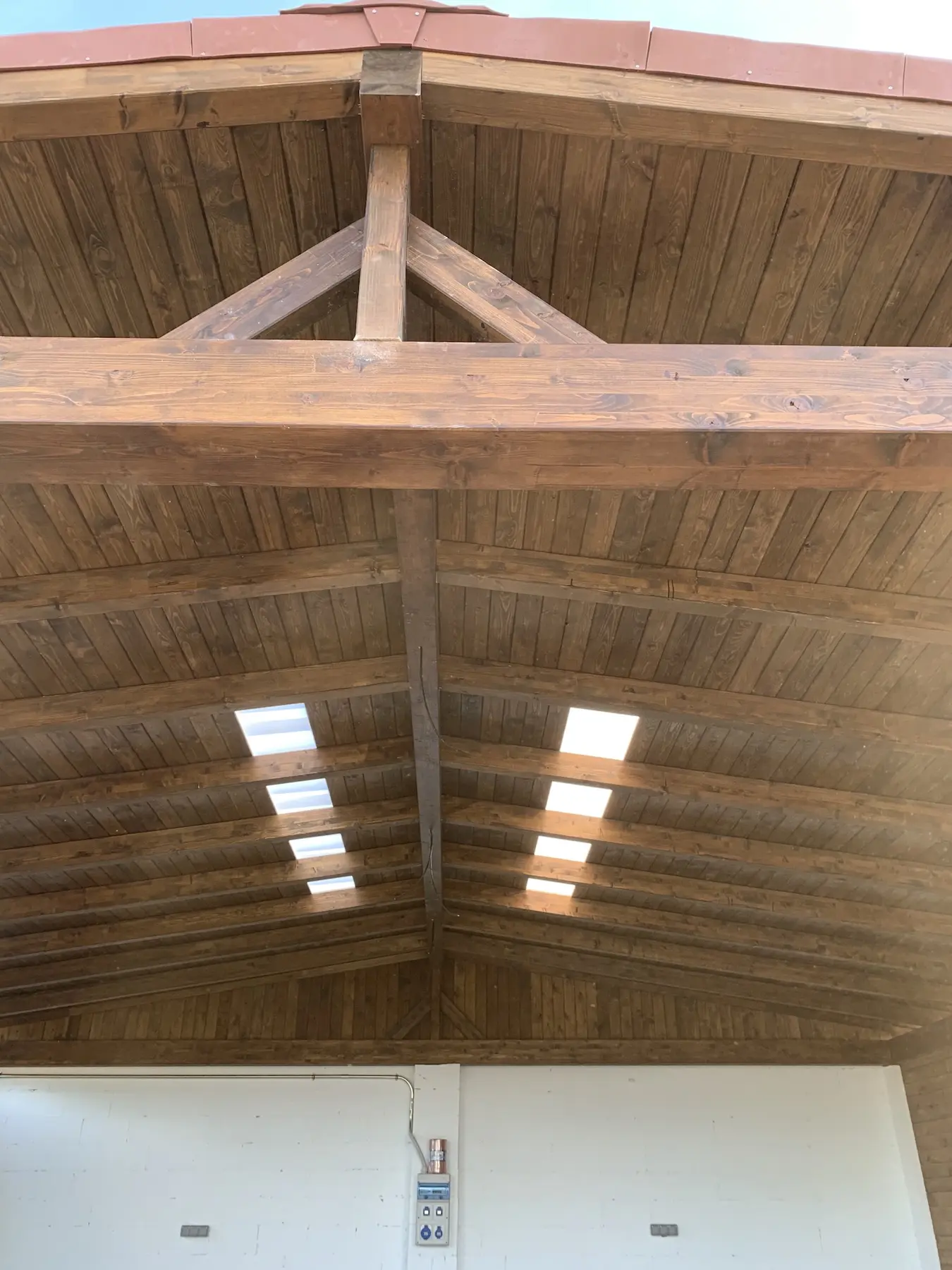 Pérgola garaje con cubierta de madera y tragaluz