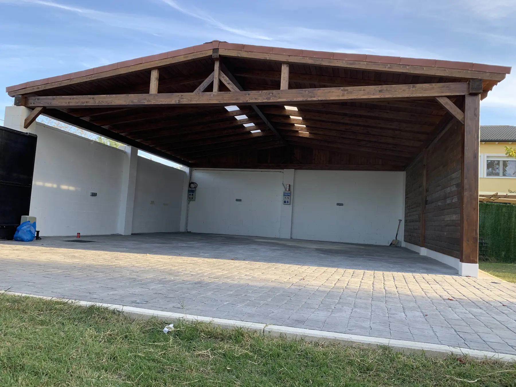 Pérgola garaje con teja polímera translúcida