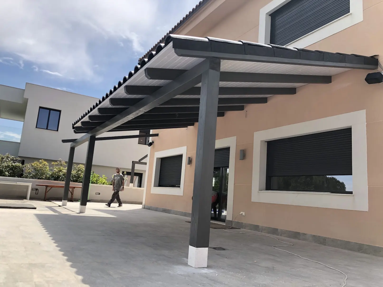 Porche de madera adosado a vivienda con piscina