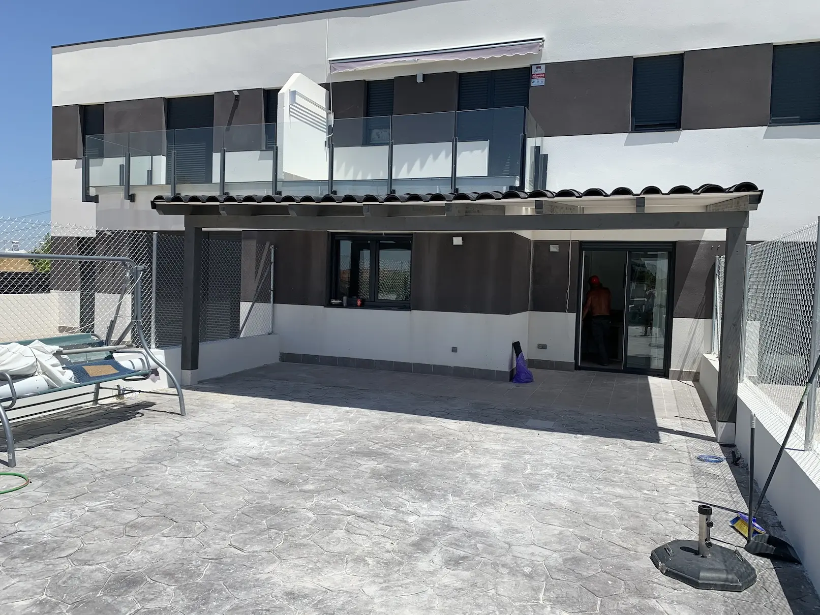 Porche de madera adosado amplio con estructura blanca y terraza