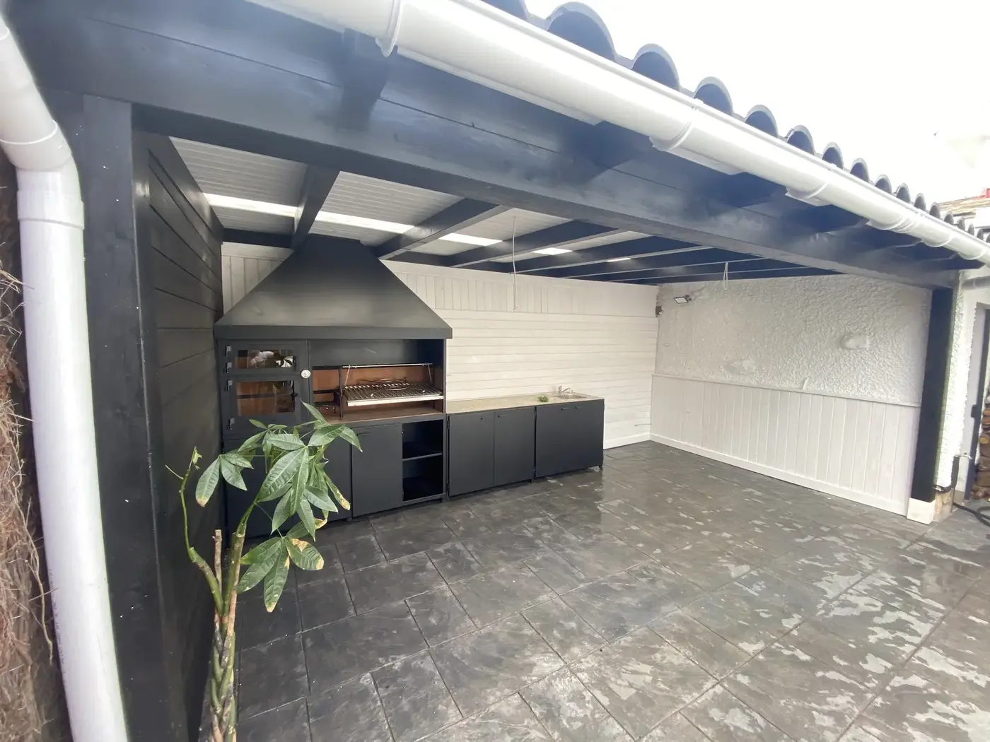 Barbacoa integrada en porche moderno de madera
