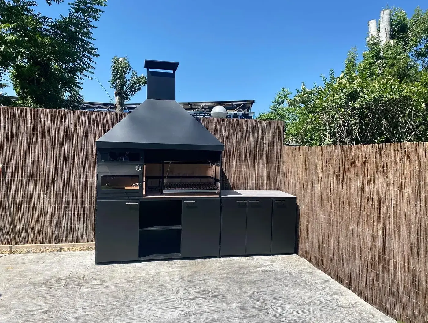 Barbacoa metálica a medida instalada en jardín