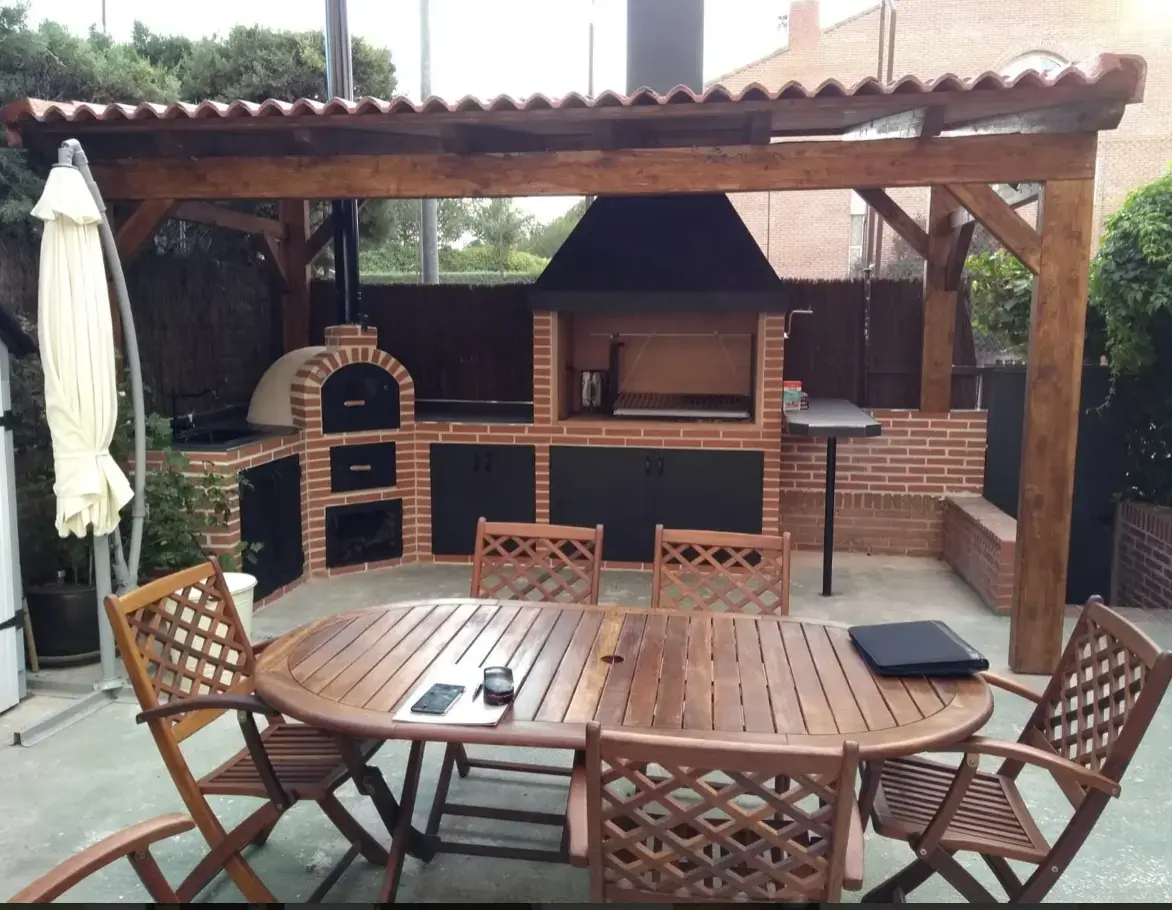 Cenador de madera con barbacoa de obra