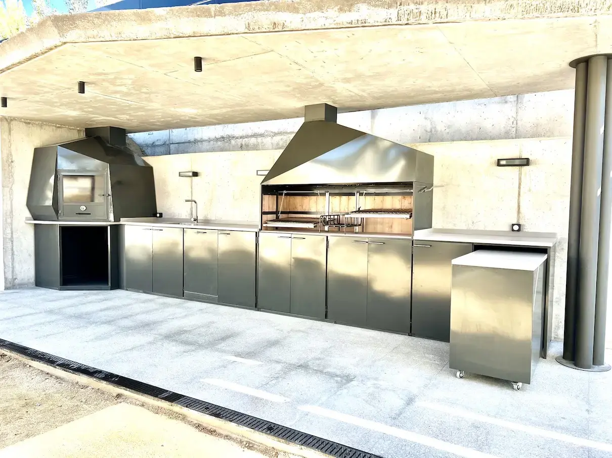 Cocina exterior con barbacoa modular en porche