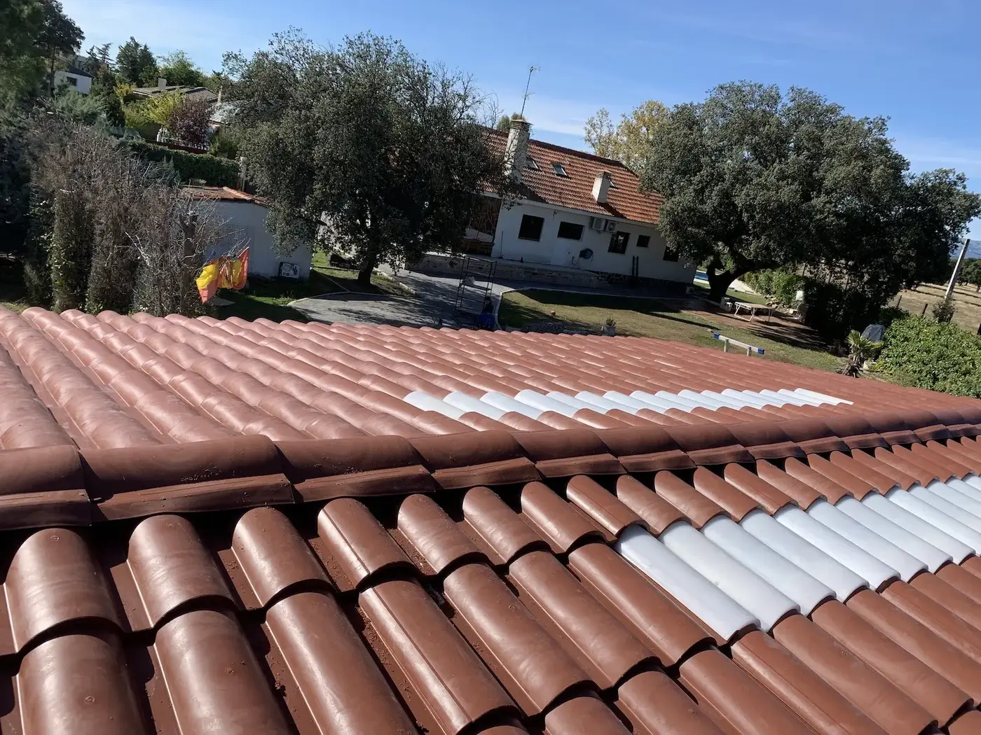 Cubierta con teja polímera para porche de madera