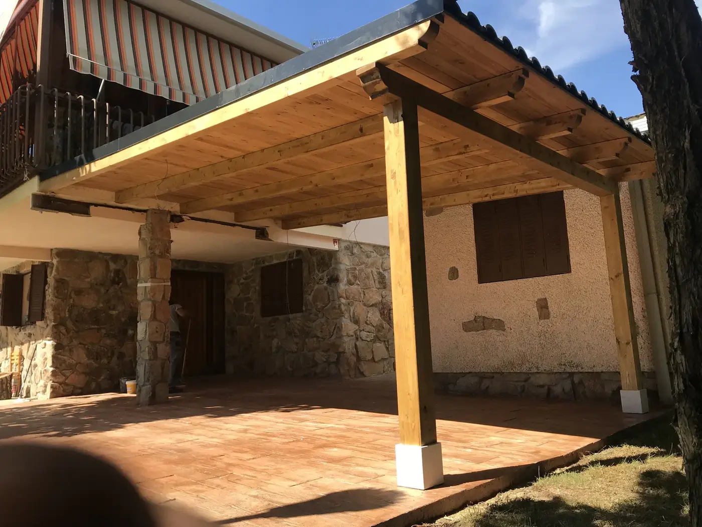 Estructura de madera exterior fabricada a medida