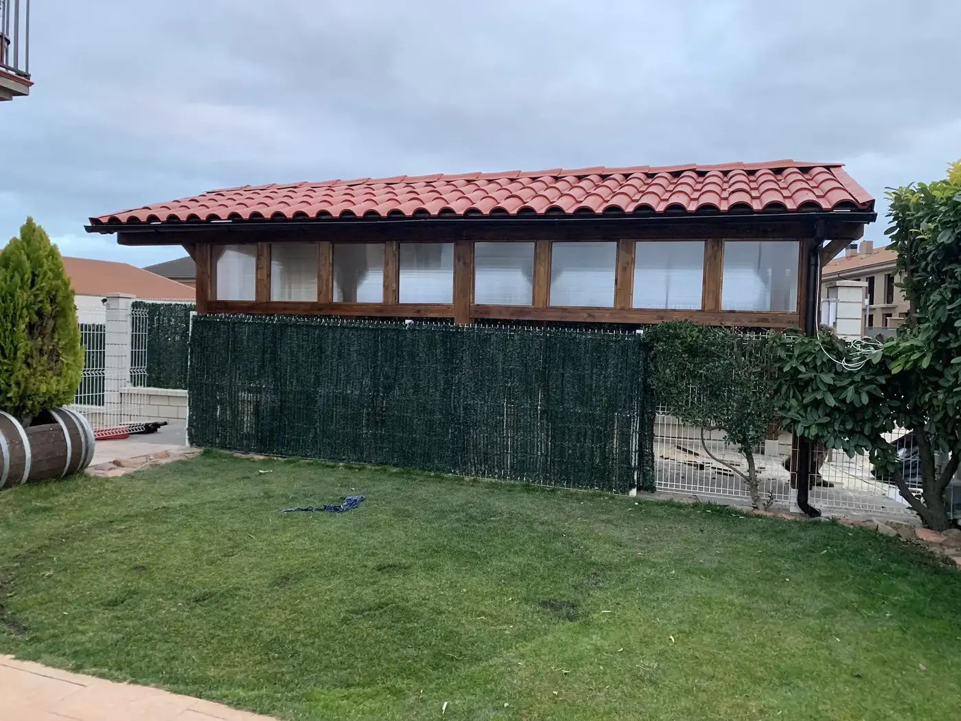 Pérgola garaje de madera para proteger coches